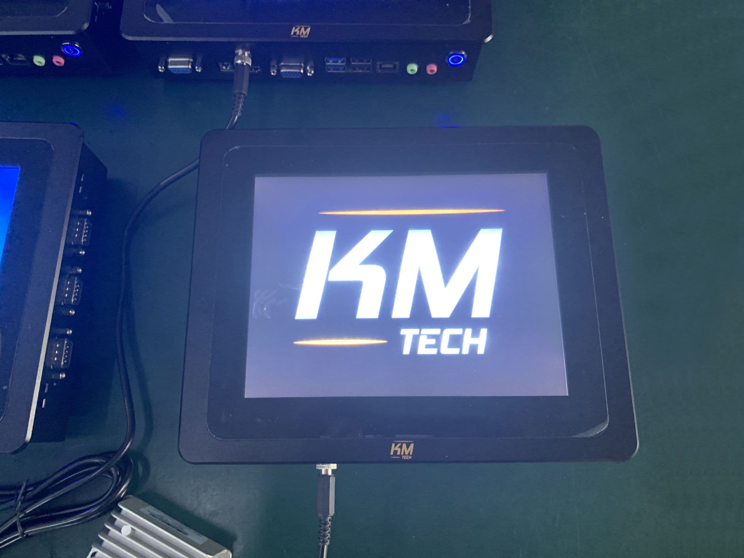 En KM Tech-dator i en skogsmaskinshytt