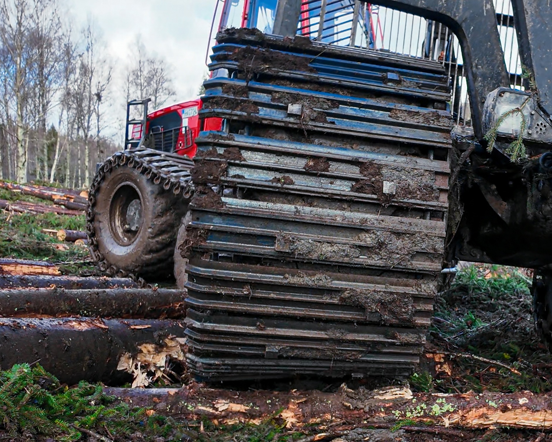 närbild på skogsmaskinsband